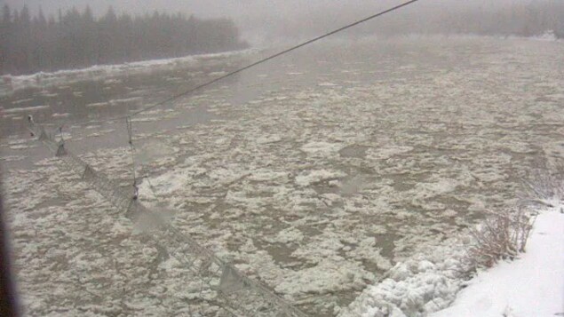 Inondations à Hay River : des membres de la Première Nation Kátł’odeeche évacués