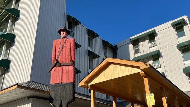 Un agent de la GRC géant déménage au musée MacBride de Whitehorse