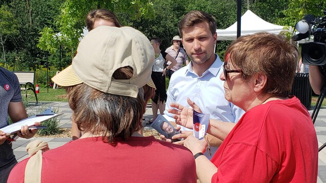 Gabriel Nadeau-Dubois parle à des citoyens de Gatineau. Gabriel Nadeau-Dubois parle à des citoyens de Gatineau.