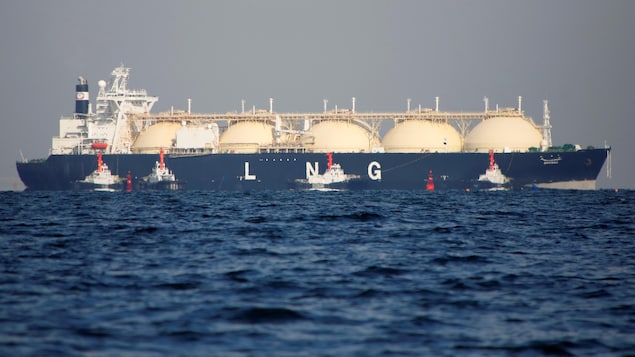 Un navire transporte du gaz naturel liquéfié. 