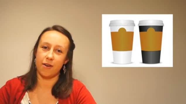 Photo d'une femme qui parle à côté de la photo de gobelets de café. Photo d'une femme qui parle à côté de la photo de gobelets de café.