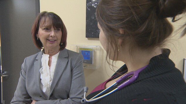 Photo de Gwen Devereaux à côté d'un médecin qui a un stéthoscope autour du cou. Photo de Gwen Devereaux à côté d'un médecin qui a un stéthoscope autour du cou.