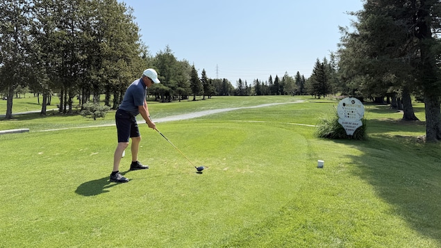 Un golfeur adresse sa balle sur le tertre de départ #1 du Club l'Oiselet d'Amos.