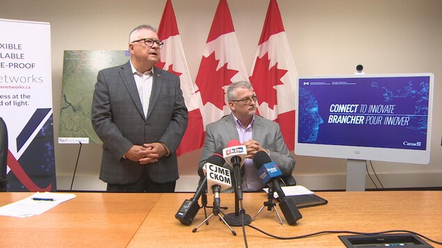 Le ministre de la Sécurité publique et de la Protection civile, Ralph Goodale, et le chef des opérations de FlexNetworks, Kris Eby.