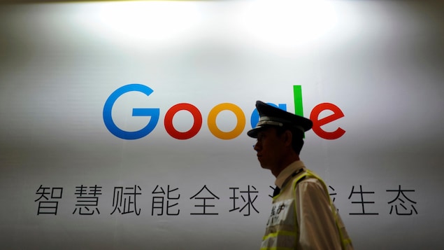 Une pancarte de Google avec des caractères chinois. 