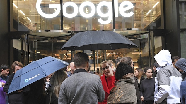 Des employés de Google en débrayage devant les bureau de l'entreprise à Londres.