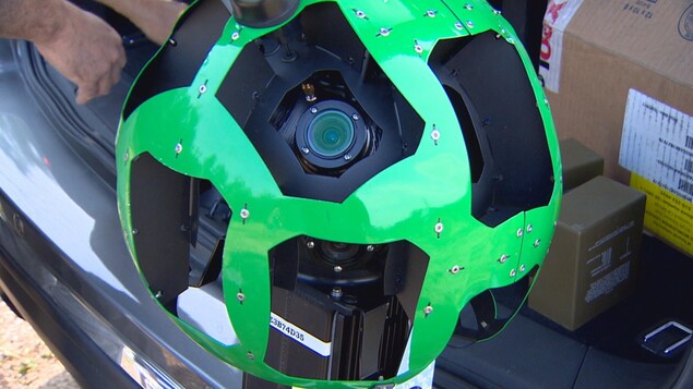 Une photo montrant une grande caméra à 360 degrés de couleur verte. Une photo montrant une grande caméra à 360 degrés de couleur verte.