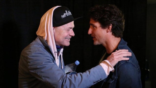 Photo de Justin Trudeau et de Gord Downie Photo de Justin Trudeau et de Gord Downie