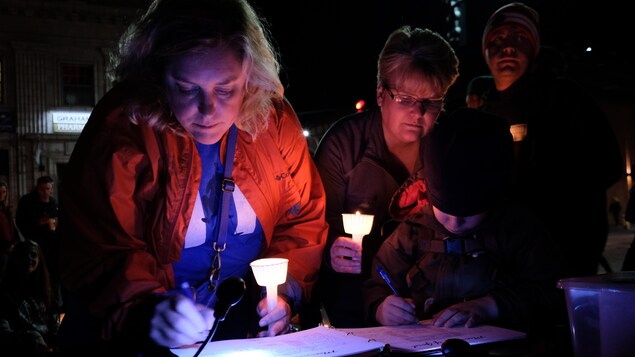 Des gens signent un livre de condoléances pour les proches de Gord Downie. Des gens signent un livre de condoléances pour les proches de Gord Downie.