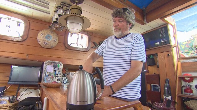 Gordon Sloane prépare un café dans la cuisine du bateau. Gordon Sloane prépare un café dans la cuisine du bateau.