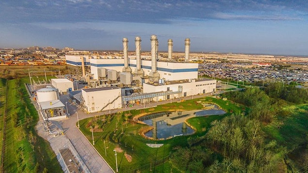 Vue aérienne de la centrale au gaz avec ses six cheminées. Vue aérienne de la centrale au gaz avec ses six cheminées.
