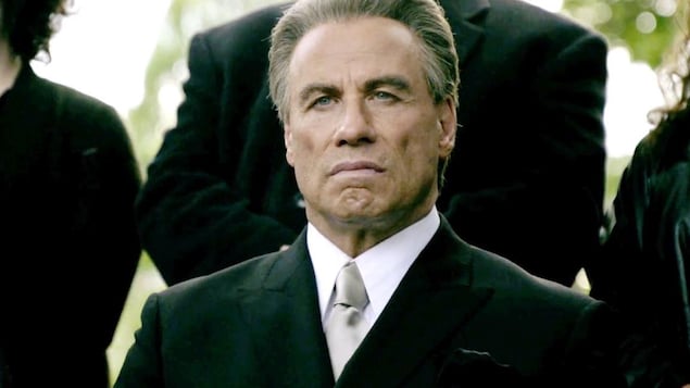 John Travolta, en costume, dans une scène du film <em>Gotti</em>.