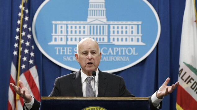 Le gouverneur démocrate de l'État de la Californie, Jerry Brown. Le gouverneur démocrate de l'État de la Californie, Jerry Brown.