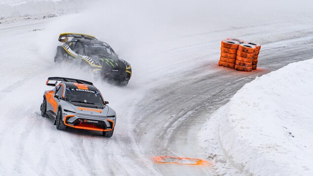 Deux véhicules électriques en pleine course sur une piste glacée.