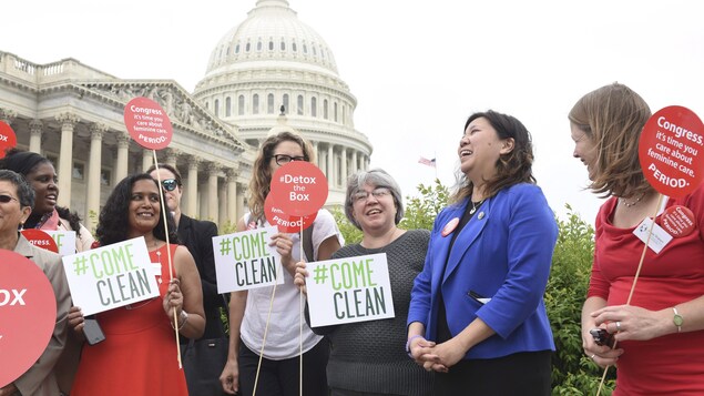 La représentante démocrate Grace Meng avec des manifestantes du Women's Voices for the Earth au Capitol à Washington, le 23 mai 2017 La représentante démocrate Grace Meng avec des manifestantes du Women's Voices for the Earth au Capitol à Washington, le 23 mai 2017