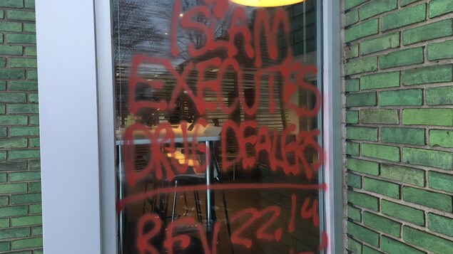 Deux vitres des bureaux de Radio-Canada à Windsor ont été peintes de graffitis. Sur cette vitre, il est écrit en anglais : islam executes drug dealers - l'islam exécute les vendeurs de drogue, en français.