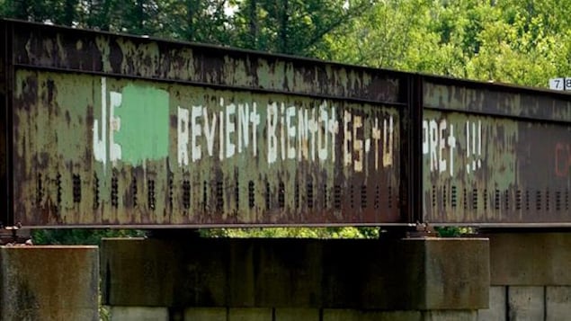 Un graffiti sur un viaduc.