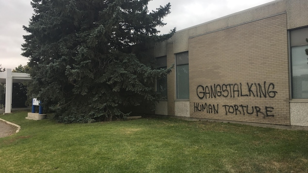 Des graffitis ont été faits sur plusieurs édifices, comme ici sur les bureaux du Regina Leader-Post. Des graffitis ont été faits sur plusieurs édifices, comme ici sur les bureaux du Regina Leader-Post.