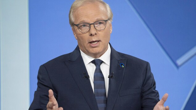 Jean-François Lisée, les mains écartées, s'exprimant lors du débat des chefs. Jean-François Lisée, les mains écartées, s'exprimant lors du débat des chefs.