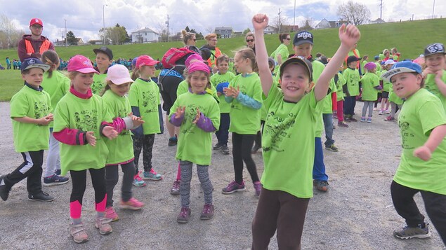 Des jeunes se préparent à accueillir des participants au Grand défi Pierre Lavoie. Des jeunes se préparent à accueillir des participants au Grand défi Pierre Lavoie.