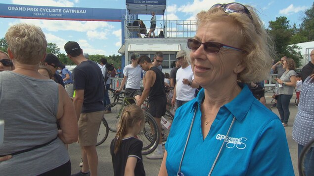 La présidente du Grand Prix cycliste de Gatineau, Frédérique Moulin répond aux questions d'un journaliste au fil d'arrivé d'un course. La présidente du Grand Prix cycliste de Gatineau, Frédérique Moulin répond aux questions d'un journaliste au fil d'arrivé d'un course.