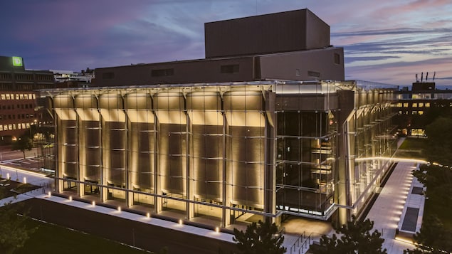 Le Grand Théâtre de Québec, de nuit, l'été
