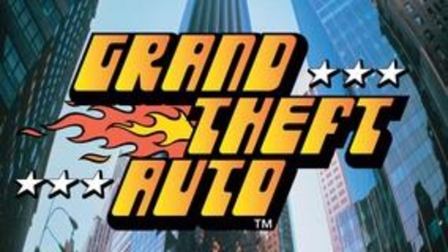 Une voiture et des gratte-ciel dans un jeu vidéo, avec l'inscription «Grand Theft Auto». 