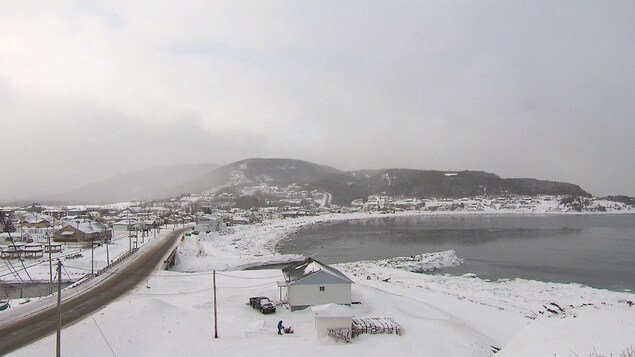Point de vue sur le village de Grande-Vallée en hiver, situé en Gaspésie. Les maisons bordent le fleuve Saint-Laurent. Point de vue sur le village de Grande-Vallée en hiver, situé en Gaspésie. Les maisons bordent le fleuve Saint-Laurent.