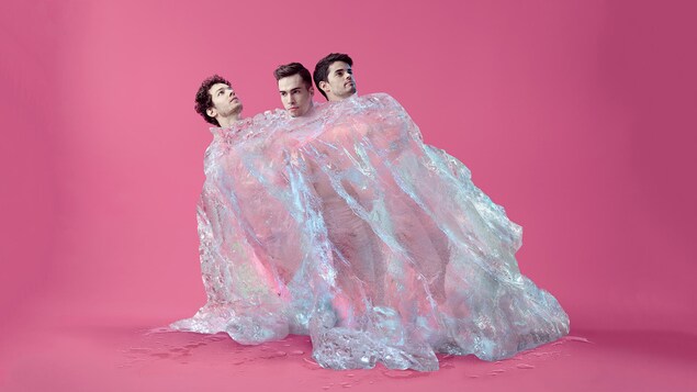 Les danseurs James Lyttle, Matthew Duff et Ruben Julliard sont enveloppés d'une matière en plastique Les danseurs James Lyttle, Matthew Duff et Ruben Julliard sont enveloppés d'une matière en plastique