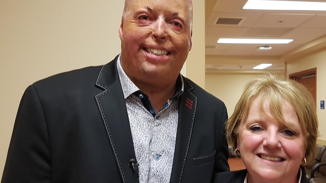 Philippe St-Pierre et Rosanne Reaume, directrice générale de l'Association des grands brûlés F.L.A.M après une entrevue