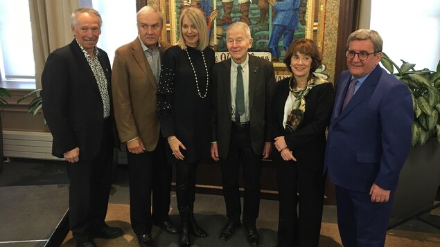 Le président du conseil d'administration de la Chambre de commerce, suivi de Michel Verreaut, la PDG Julie Bédard, Roland Lepage, Louise Provencher et le maire Régis Labeaume.
