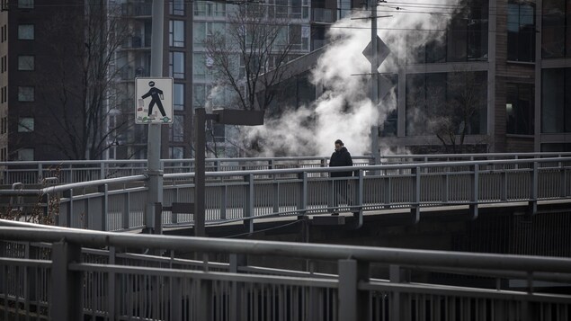 Une personne marche sur un pont.