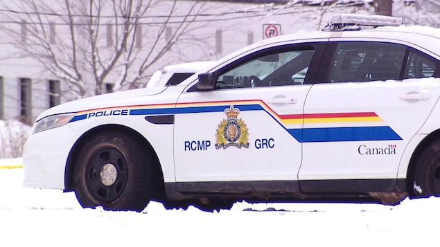 Une voiture de la Gendarmerie royale du Canada dans la neige.