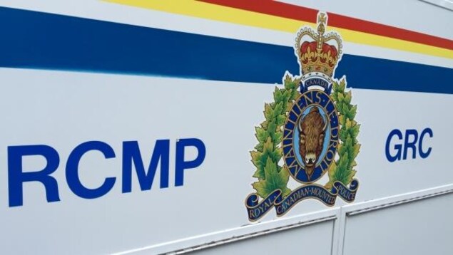 Armoiries sur un véhicule de la Gendarmerie royale du Canada.