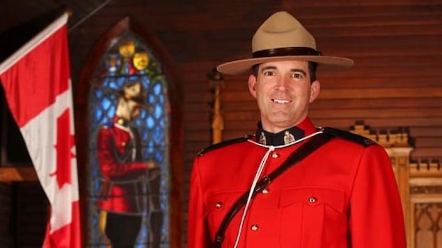 Rick O'Brien en uniforme de la Gendarmerie royale du Canada. 