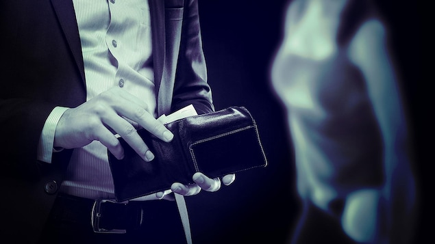 Un homme paye une travailleuse du sexe.