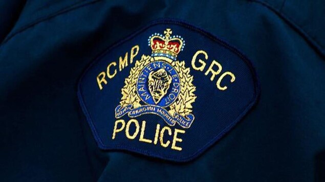 L'écusson de la Gendarmerie royale du Canada sur l'épaule d'un agent.