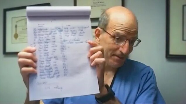 Le docteur montre sa liste de patients flouée.