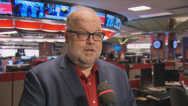 L'homme est interviewé dans la salle de rédaction de Radio-Canada à Ottawa. L'homme est interviewé dans la salle de rédaction de Radio-Canada à Ottawa.