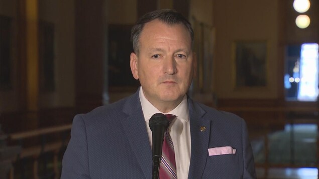 Ontario : La tête du ministre de l’Énergie réclamée après ses références climatosceptiques