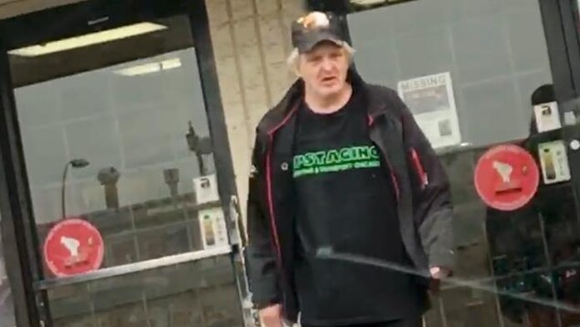 Gregory Christopher Tessman alors qu'il sort d'un magasin à Edmonton Gregory Christopher Tessman alors qu'il sort d'un magasin à Edmonton