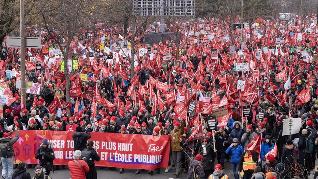 Les membres du syndicat des enseignants de la FAE défilent le jeudi 23 novembre 2023 à Montréal.