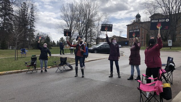 Des enseignants manifestent devant le Cégep de Jonquière.