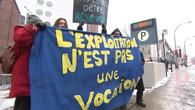 Des étudiants brandissent une affiche où on peut lire : « L'exploitation n'est pas une vocation ». Des étudiants brandissent une affiche où on peut lire : « L'exploitation n'est pas une vocation ».