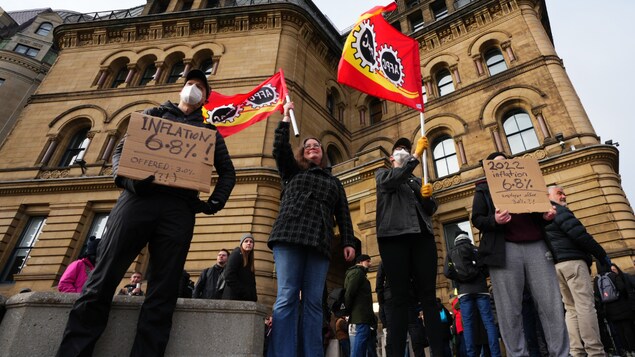 Striking officers disrupt access to office buildings in Ottawa