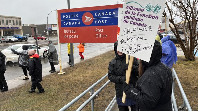 Des centaines d’employés fédéraux en grève dans l’Est-du-Québec