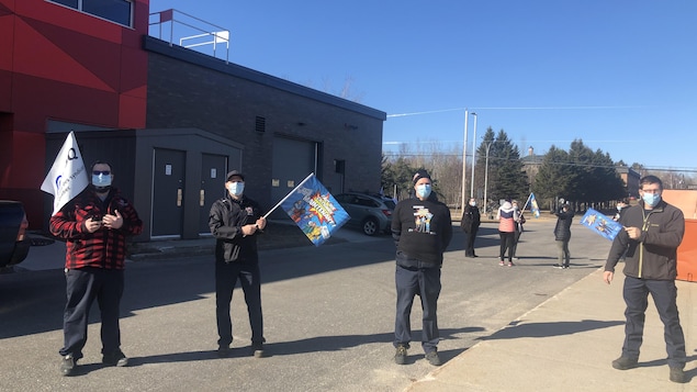 Des enseignants manifestent devant le centre de formation professionnels à Baie-Comeau, le 14 avril 2021.