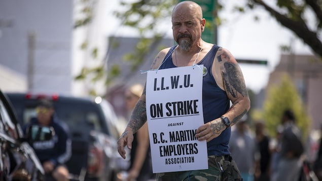 Grève dans les ports en C.-B. : le syndicat implore l’employeur de continuer à négocier