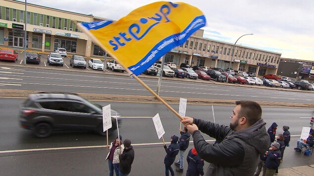 Un manifestant agite un drapeau de son syndicat. Un manifestant agite un drapeau de son syndicat.
