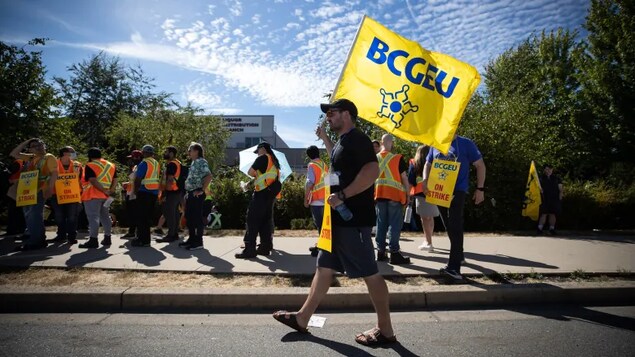 33 000 fonctionnaires de la C.-B. appelés à une grève des heures supplémentaires